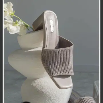 [ SUSTAINABLE ] 비대칭 니트 뮬 샌들