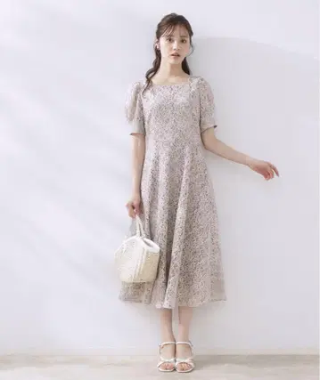 쿠튀르 브로치 한 장으로 돋보이는 화려한 체크 프린트 코드 레이스 원피스