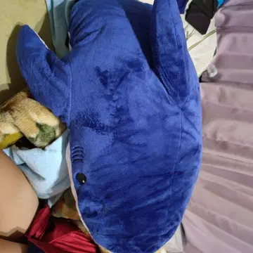 파란색 상어 봉제 인형