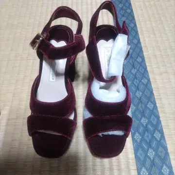 버건디 벨벳 스트랩 하이힐