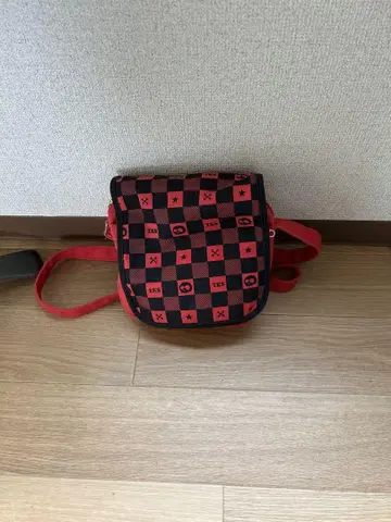 빨간색과 블랙 체크 무늬 숄더백