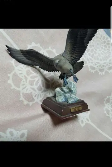 네이처 테크니컬러 남극 큰도둑갈매기 피규어