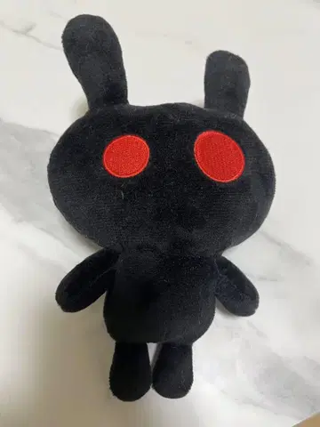검은 봉제 인형 빨간 눈