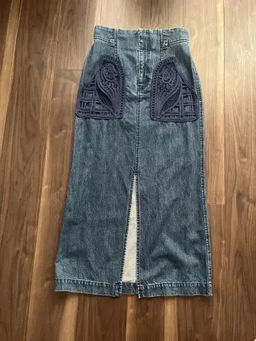 마메쿠로구치 자수 데님 롱 스커트 슬릿