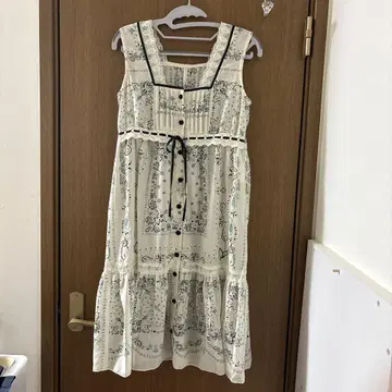 아이보리 꽃무늬 슬리브리스 롱 원피스