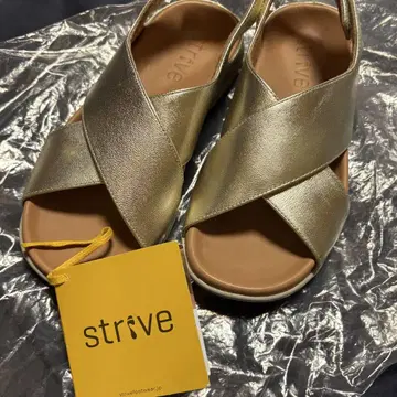 strive 골드 샌들 새상품급 스트라이브