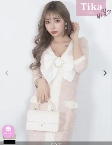 tika [한국 드레스] 걸리시 리본 브로치 V넥 5부 소매 있음