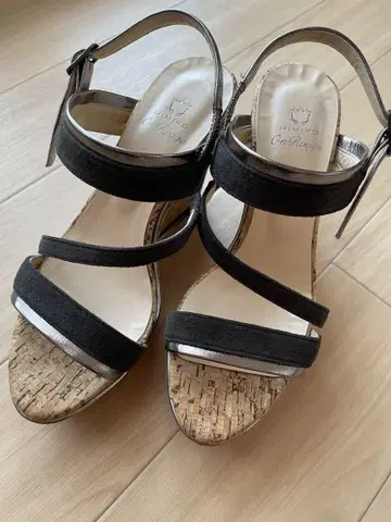 블랙 스웨이드 웨지 힐 샌들