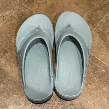 라이트 블루 비치샌들 우포스 oofos