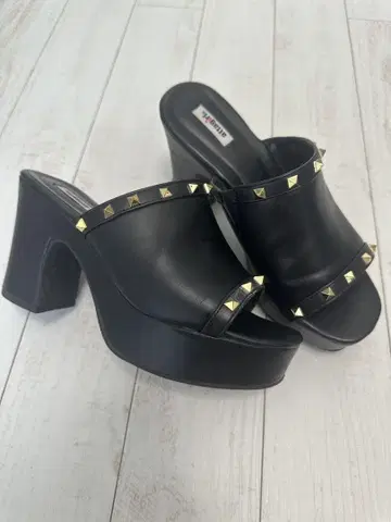스터드 장식 블랙 오픈토 통굽 샌들