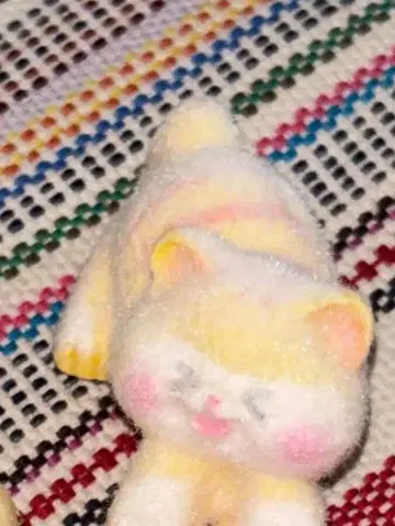 고양이 피규어 노란색과 흰색