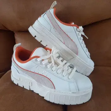 puma 통굽 스니커즈 화이트 x 오렌지 24cm