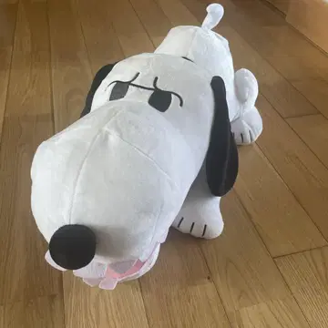 화난 표정의 스누피 봉제 인형