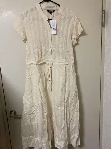 아이보리 반팔 원피스 무릎 기장