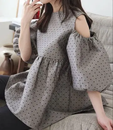 새상품 뽀글 자카드 숄더 컷 페플럼 상의 고베 레터스