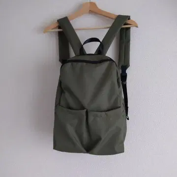 올리브색 심플 백팩