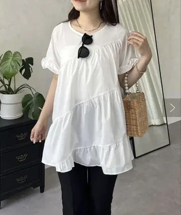 사선 프릴 티어드 티셔츠 / 프로즈베르