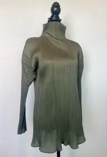 올리브색 플리츠 하이넥 상의