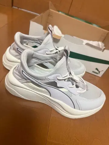 가격 인하! PUMA 레어 모델 경량 여성용 스니커즈 24cm