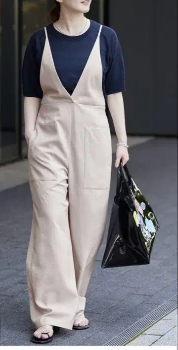 이에나 베이지 V넥 살로펫