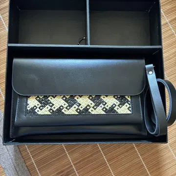 클러치백 블랙과 베이지