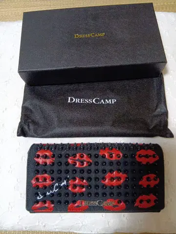DRESS CAMP 드레스 캠프 립 프린트 키스마크 장지갑