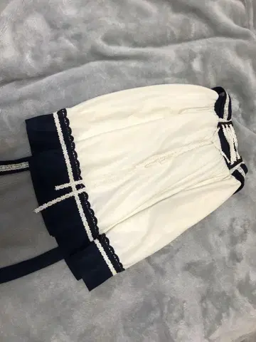 화이트/네이비 레이스 플레어 스커트