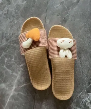 버섯과 토끼 모티브 샌들
