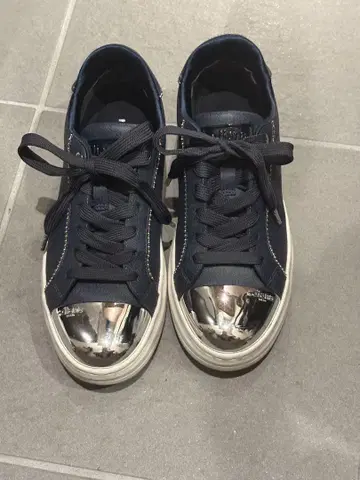 네이비 메탈릭 토 스니커즈