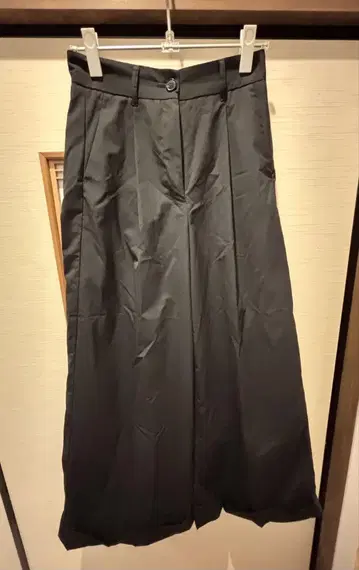 블랙 와이드 팬츠 백 포켓 부착