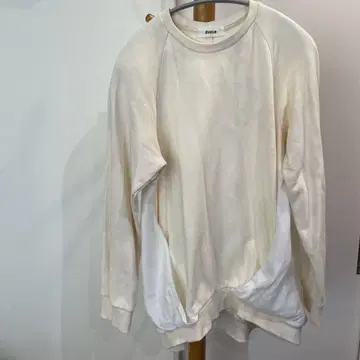 주카 크림색 래글런 슬리브 트레이닝복