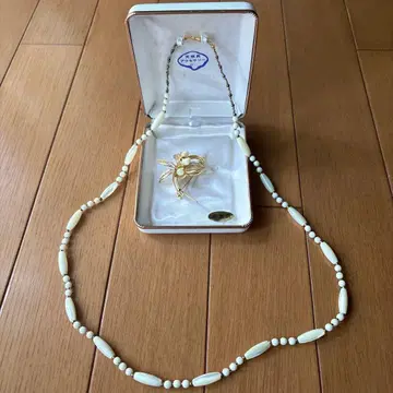 진주와 꽃 모티브 브로치 목걸이, 꽃 브로치 포함