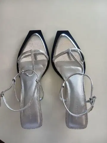 시룸린 포인티드 스퀘어 힐 샌들