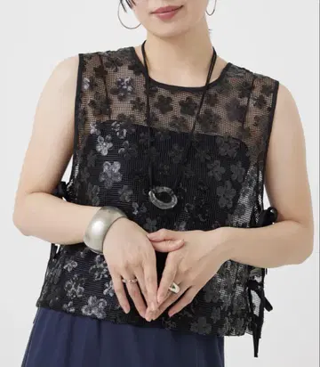 [새상품 미사용] TORRAZZO DONNA 스팽글 사이드 리본 베스트