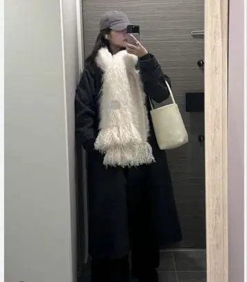 THE TOE PIGALLE SHAGGY 머플러 화이트