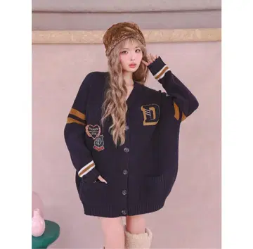 Darich 다리치 칼리지 와펜 V넥 니트 가디건