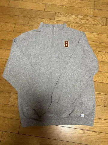 [ RUSSEL ] 그레이 하프 지퍼 트레이너 B 자수