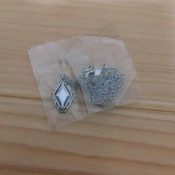 시쿠포니 이루마 의상 모티브 목걸이