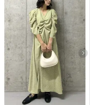 미라 오웬 V넥 턱 개더 도트 원피스