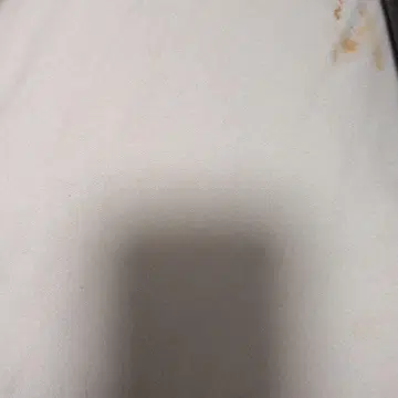 화이트 T셔츠 얼룩 있음
