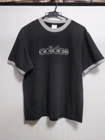 adidas 로고 프린트 티셔츠 블랙 x 그레이 반팔 캐주얼 스포츠
