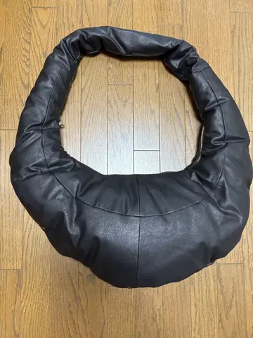 블랙 숄더백 모드 스타일