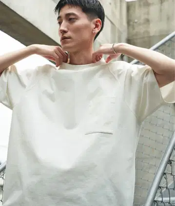 화이트 래글런 슬리브 반팔 셔츠
