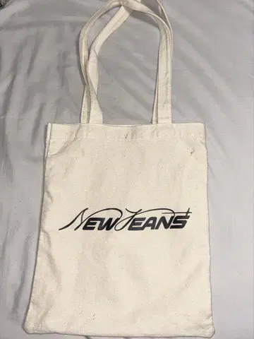 NEWJEANS 로고 토트백