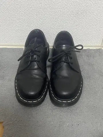 Dr. Martens 화이트 스티치 3홀