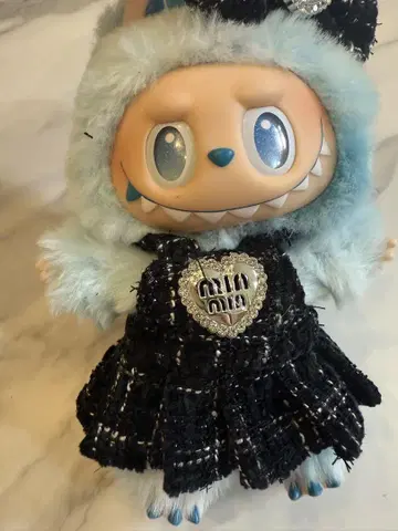 LABUBU 라부부 17cm 블랙 트위드 스커트 리본 2세트