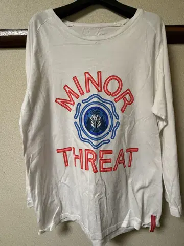 WIZ LIMITED MINOR THREAT 화이트 롱T 스몰