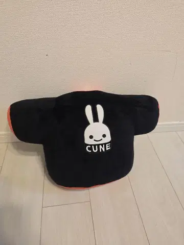 CUNE CUNE의 T셔츠 같은 쿠션.