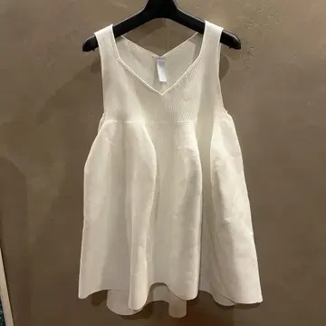 한정판 가격 인하 CFCL 새상품급! 화이트 V넥 슬리브리스 튜닉