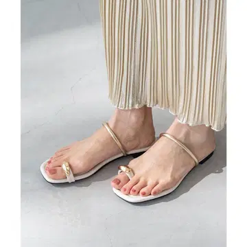 골드 모티브 플랫 샌들 아이보리